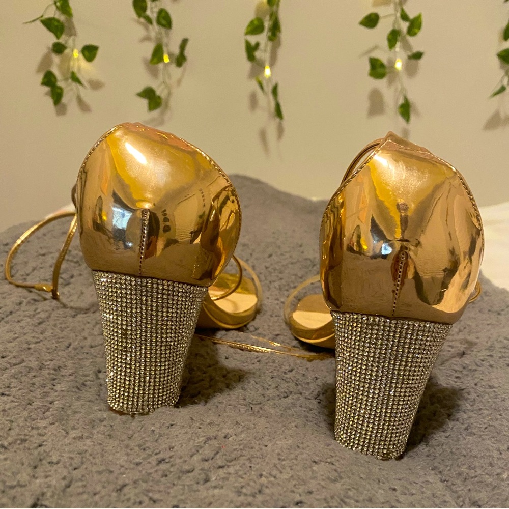 Gold heels - Picture 2 of 5